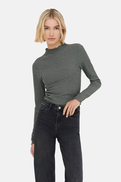 Grijze trui met ronde hals van ONLY, met lange mouwen en geribde textuur, gedragen met donkere jeans.
