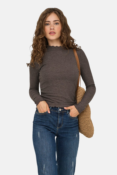 Pull marron avec col rond de ONLY, associé à des jeans et un sac tissé.