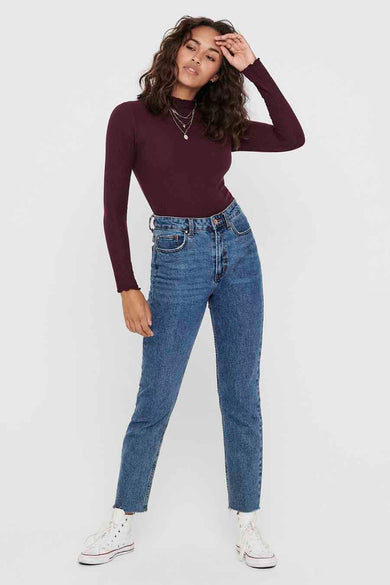 Bordeaux trui met ronde hals van ONLY, met lange mouwen, gedragen met een jeans en witte sneakers.
