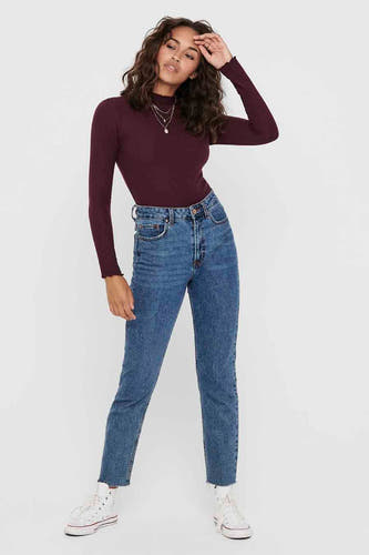 Veste Bordeaux avec col rond ONLY, portée avec des jeans bleus et des baskets blanches.