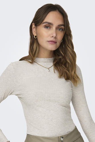 Ecrukleurige trui van ONLY, met lange mouwen, een subtiele ribstructuur en een parelketting.
