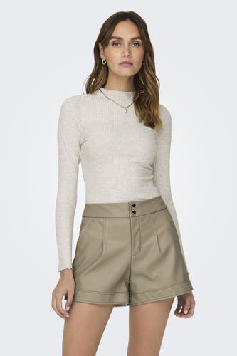 Ecru trui van ONLY®, met lange mouwen en een fijne ribstructuur, gecombineerd met een korte broek.
