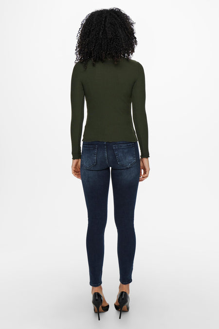 Pull gris de ONLY, à manches longues et col rond, combiné avec un jean foncé et des talons noirs.