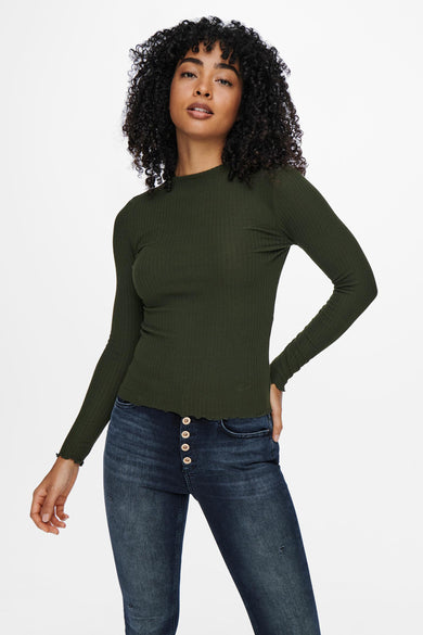 Pull gris ONLY, à manches longues, texture côtelée et associé à un jean foncé.