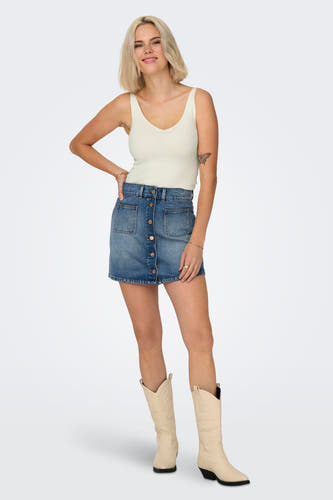 Witte tanktop van JDY, gedragen met een denim rok en beige cowboylaarzen tegen een witte achtergrond.
