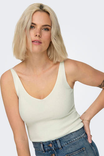 Witte tanktop van JDY, geribbeld en gedragen met een jeans met knopen.