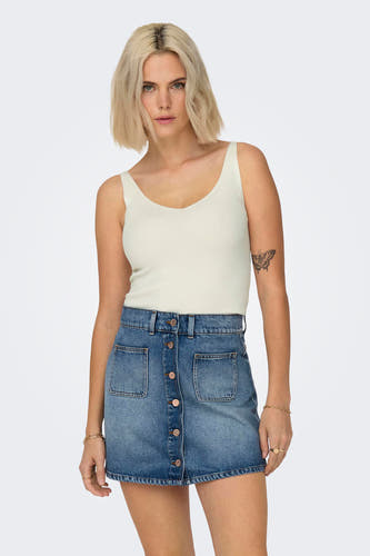 Witte tanktop van JDY, met een ribgebreide textuur en gedragen met een denim rok.
