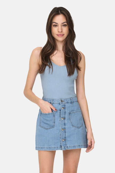 Blauwe singlet van JDY, gedragen met een spijkerrok met knopen aan de voorkant.
