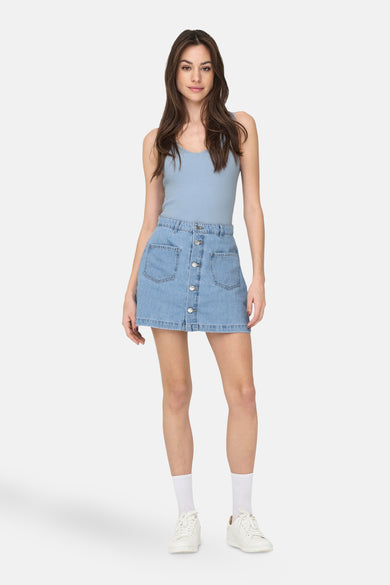 Blauwe singlet van JDY, gecombineerd met een denim rok en witte sneakers met sokken.
