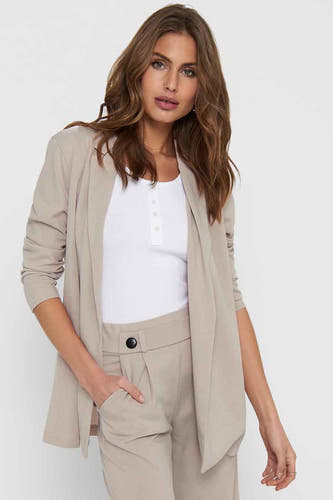 Grijze blazer van JDY, met open voorkant en lange mouwen, gedragen over een witte top.
