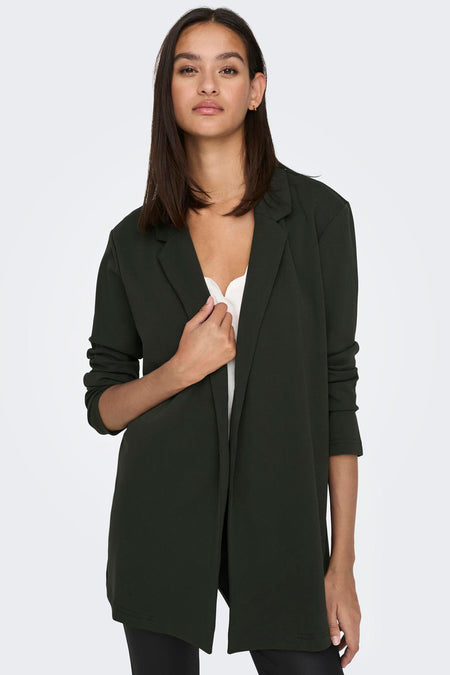 Bruine blazer van JDY, gedragen open over een witte top en een zwarte broek.
