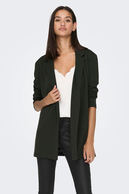 Bruine blazer van JDY, gedragen over een witte top en een zwarte leren broek.