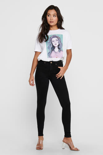 Zwarte skinny jeans van ONLY®, gedragen met een wit T-shirt met print en transparante hakken.
