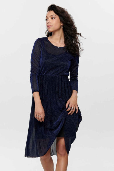Blauw glinsterend lang kleedje van ONLY®, met lange mouwen en asymmetrische zoom, model in zijprofiel