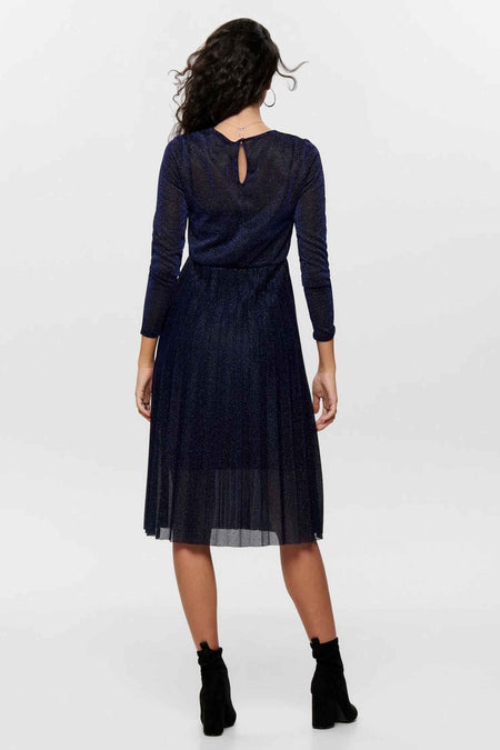 Blauw glimmend lange jurk van ONLY®, rugzijde met knoopdetail en plooide rok, model draagt zwarte laarzen