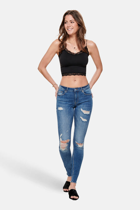 Zwarte beha van ONLY, met kanten details, gedragen met een spijkerbroek met gaten en een halsketting.