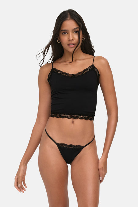 Zwarte beha van ONLY, afgewerkt met kant, gedragen door een model met bijpassende string.
