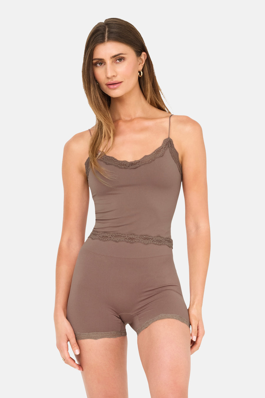 Vrouw in bruine lingerie-set met kanten details.