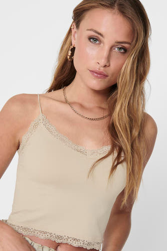 Ecru beha van ONLY, met kanten details aan de boven- en onderkant, gecombineerd met een gouden ketting en oorbellen.
