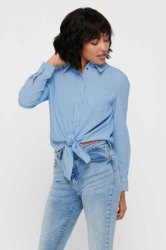 Wit gestreept overhemd met lange mouwen van ONLY, geknoopt aan de voorkant, gedragen met een blauwe jeans.
