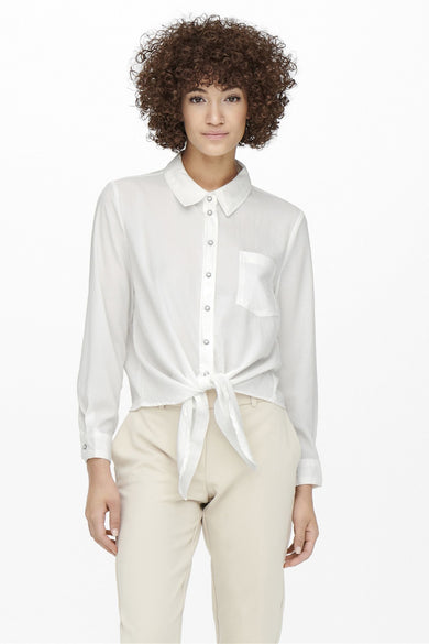 Ecru blouse met lange mouwen van ONLY, geknoopt aan de voorkant, met beige broek.
