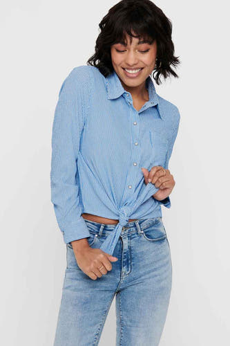Wit gestreept hemd met lange mouwen van ONLY, geknoopt aan de voorkant, met jeans.
