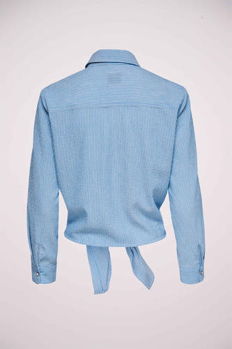 Wit gestreept hemd met lange mouwen van ONLY, met knoopdetails en strikceintuur aan de achterkant.
