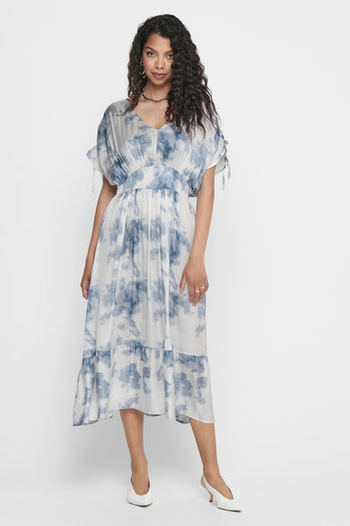 Wit lang kleedje met blauwe tie-dye print van ONLY®, V-hals, pofmouwen en ruches, vooraanzicht