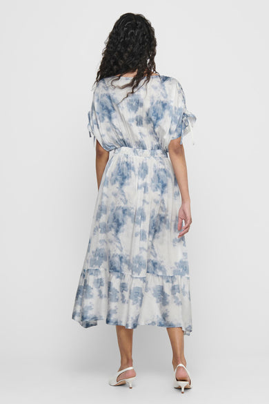 Wit lang kleedje met blauwe tie-dye print van ONLY®, ruches aan mouwen, tierd rok, achterzijde weergegeven