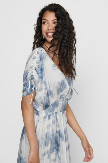 Wit lang kleedje met blauwe tie-dye print van ONLY®, ruches aan mouwen, V-hals en zijdelingse pasvorm