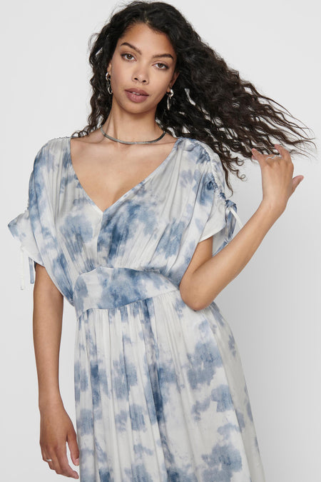 Wit lang kleedje met blauwe tie-dye print van ONLY®, V-hals, pofmouwen en gerimpelde taille, front view