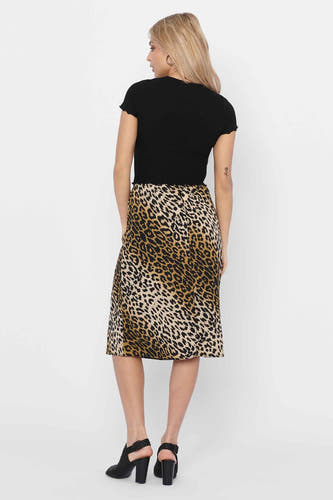 Zwart T-shirt van ONLY, met korte mouwen, gecombineerd met een luipaardprint rok en zwarte hakken.