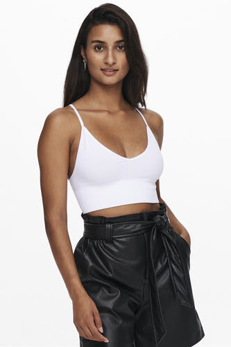 Buste blanche ONLY, avec des bretelles fines, combinée avec un pantalon en cuir noir.