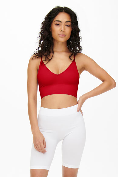 Robe rouge ONLY, portée avec une legging blanche.