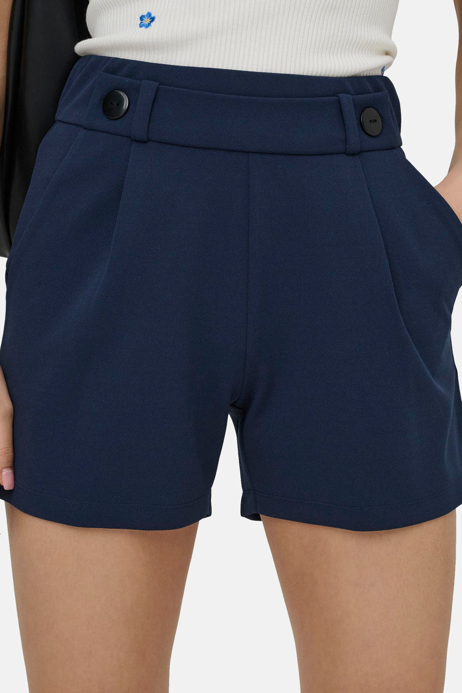Blauwe short van JDY met knoopdetails op de tailleband en een steekzak.
