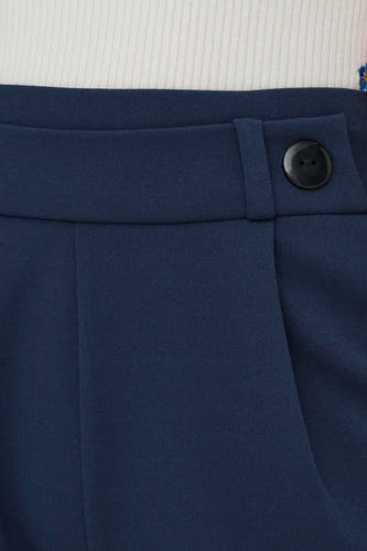 Blauwe short van JDY, met een gladde textuur en een enkele knoopdetail.
