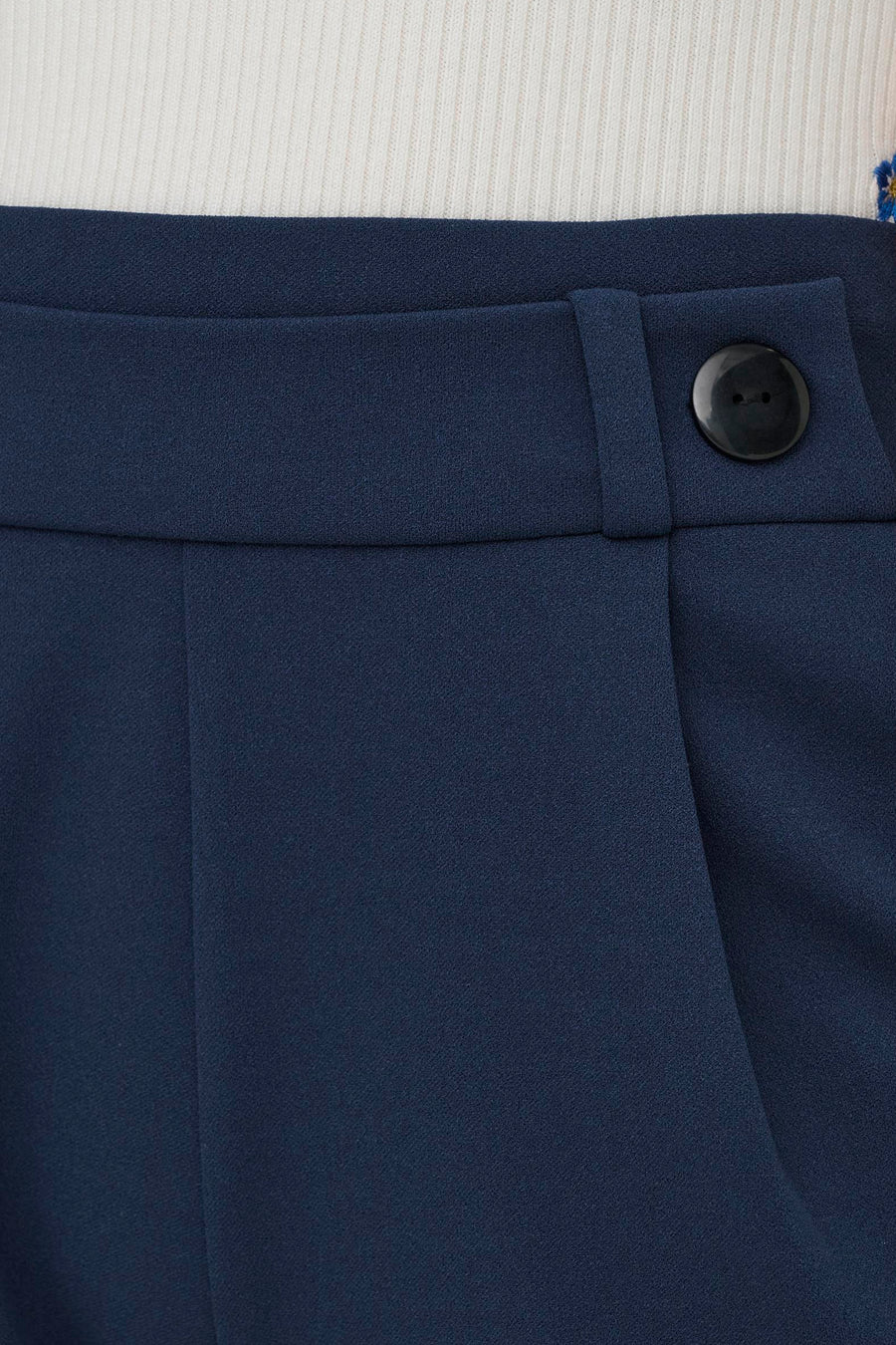 Blauwe short van JDY, met een gladde textuur en een enkele knoopdetail.
