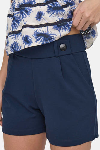 Blauwe short van JDY, met een hoge tailleband en een decoratieve knoop.