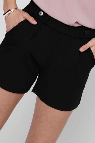 Short noir de JDY, avec détail de bouton à l'avant et poches latérales.