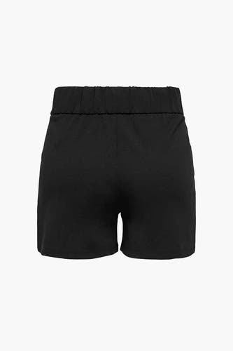 Short noir de JDY, avec une ceinture élastique, associé à un t-shirt blanc et des baskets beige, vu de dos.