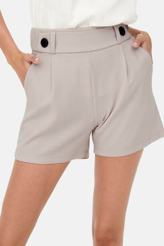 Grijze short van JDY met een hoge tailleband en zwarte decoratieve knopen.
