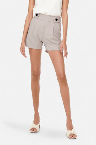 Grijze short van JDY met decoratieve knopen en een geplooide voorkant.