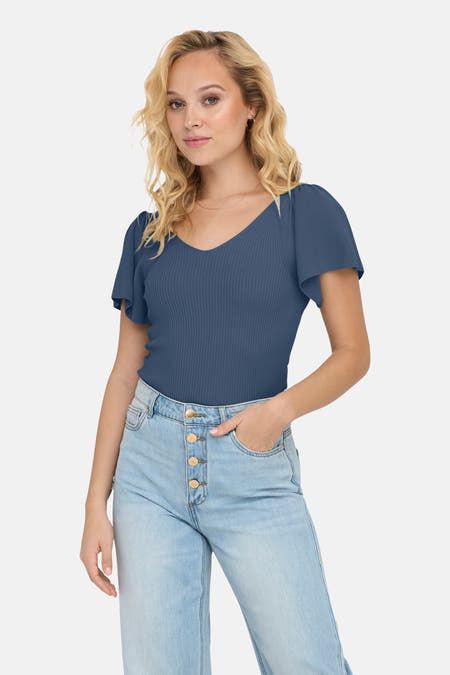 Blauw T-shirt met korte mouwen van ONLY®, met ribstructuur en gedragen met een lichtblauwe jeans.
