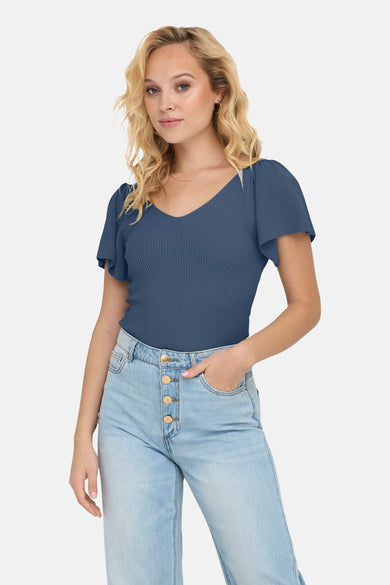 Blauw T-shirt met korte mouwen van ONLY®, met ribstructuur en gedragen met een lichtblauwe jeans.
