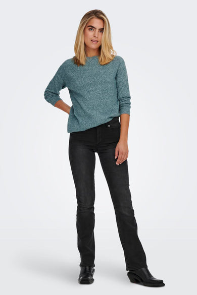 Blauwe trui met ronde hals van ONLY, gedragen met zwarte jeans en laarzen.
