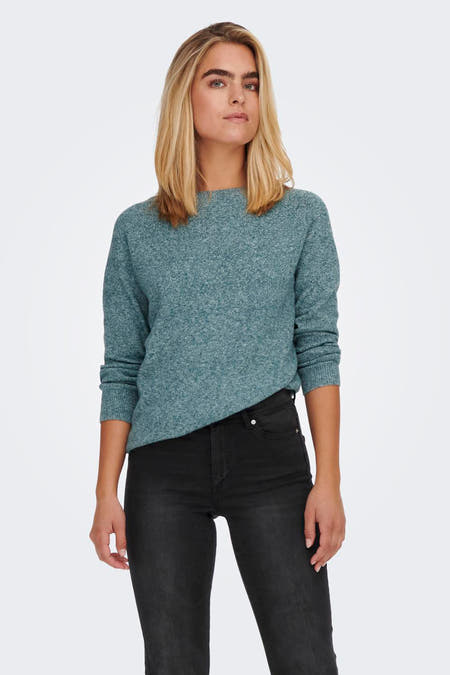 Blauwe trui met ronde hals van ONLY, gecombineerd met een zwarte jeans.

