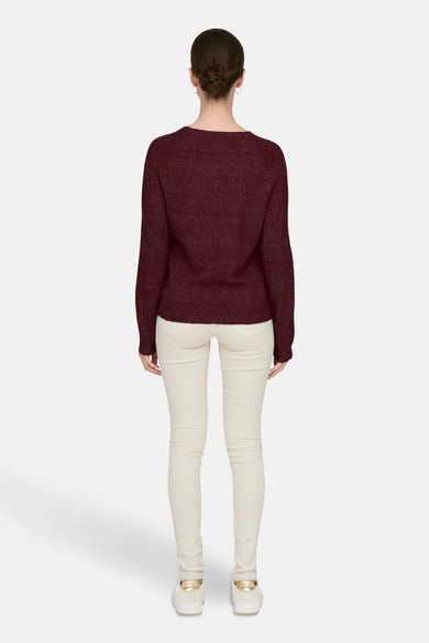 Veste Bordeaux avec col rond ONLY, vue de derrière, portée avec un pantalon beige et des baskets blanches.