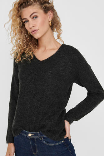 Sweat-shirt gris à col V d'ONLY, porté avec un pantalon de cuir noir et des boucles d'oreilles dorées.