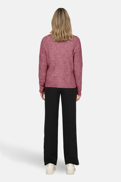 Robe en V de rose ONLY, vue vue dos arrièreéeéeée avec un pantalon noir et des chaussures crème.
