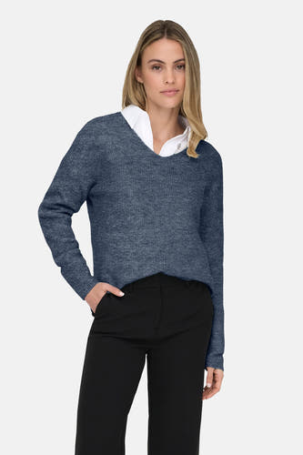 Blauwe trui met V-hals van ONLY®, met een witte blouse eronder en zwarte pantalon.